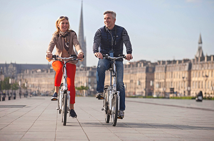 Scenic Diamond guests E-Biking in France